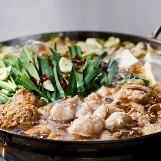 ＜送料込＞北海道旭川 しろふくろう もつ鍋ギフトセット 旭川醤油中華麺２人前×2セット（冷凍便での発送となります。）北海道 お土産 鍋 もつ鍋 モツ鍋 もつ鍋セット 取り寄せ ギフト プレゼント ラーメン